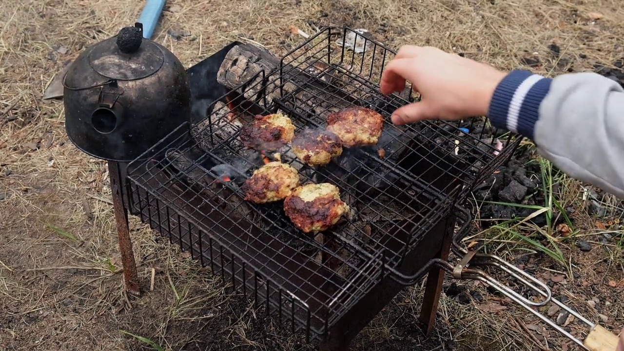 烤架烤羊肉串。在炭上煮卤肉。在煤上煮肉。视频素材