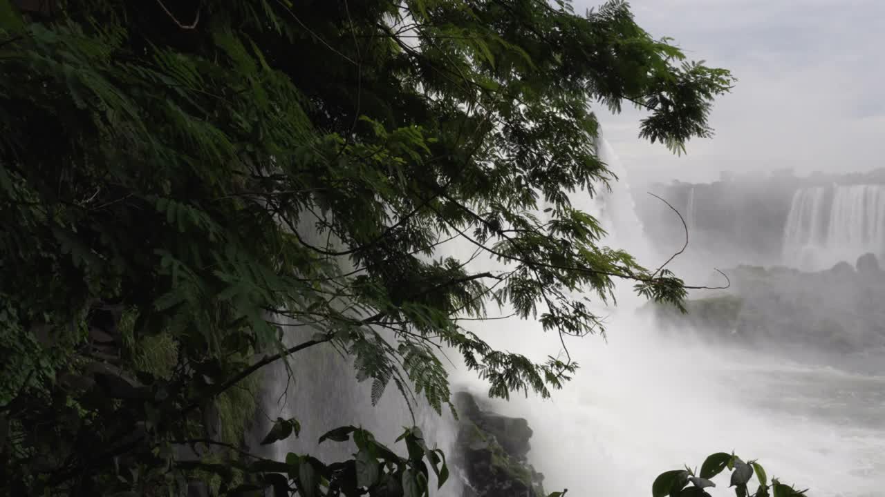 南美洲巴西境内的伊瓜苏瀑布视频素材