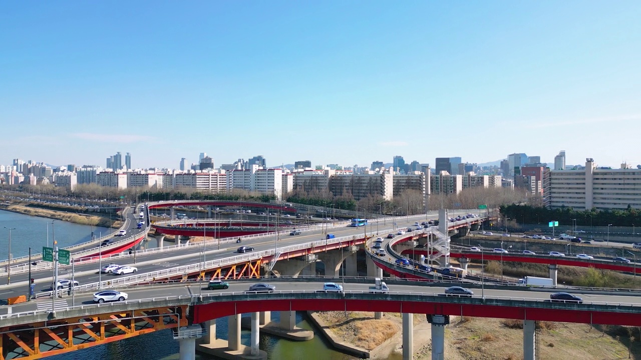 韩国首尔，城水大桥和狎鸥亭洞附近的城市景观视频素材