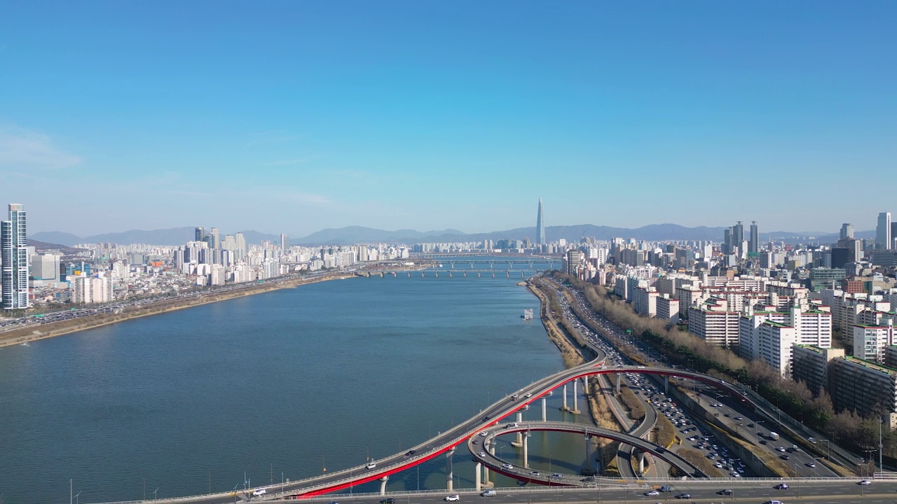 韩国首尔，圣水大桥和蚕室区附近拥抱汉江的城市景观视频素材