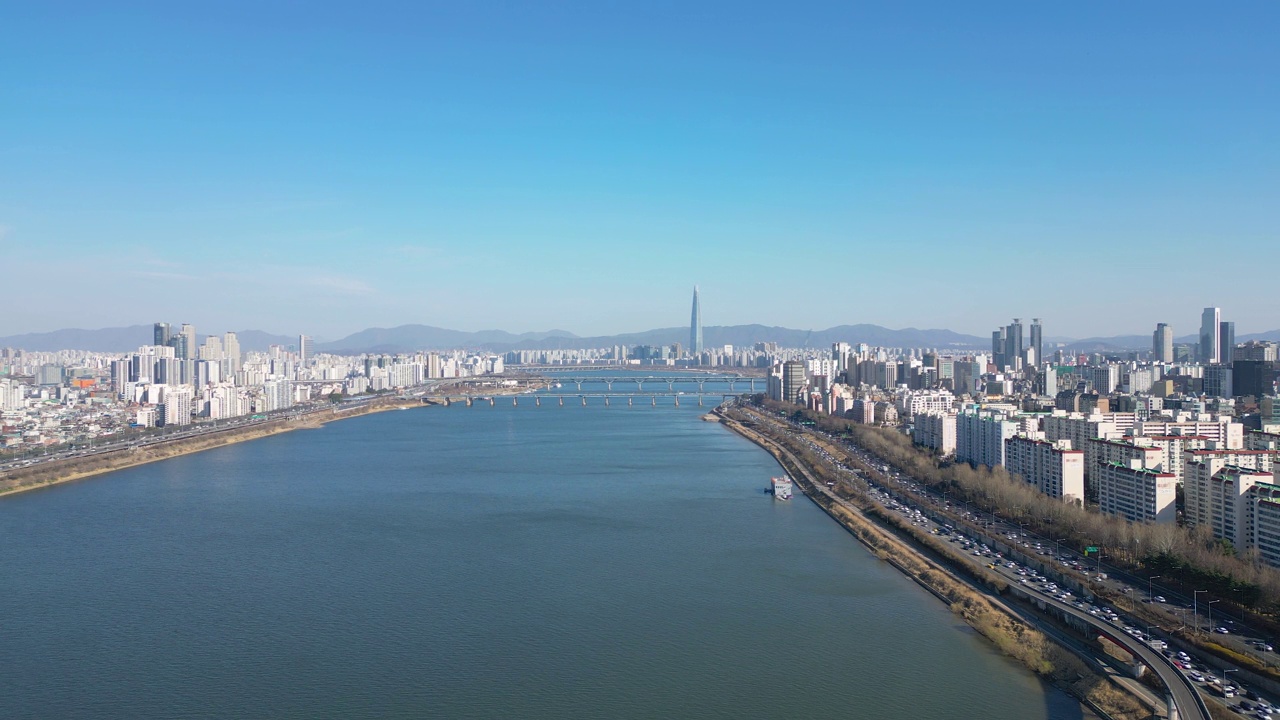 韩国首尔，圣水大桥和蚕室区附近拥抱汉江的城市景观视频素材