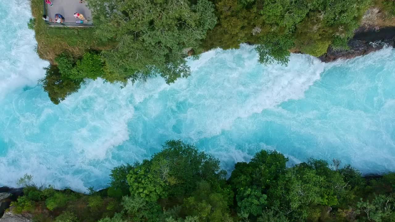 新西兰北岛陶波湖附近怀拉基的Huka瀑布惊人的空中广角无人机镜头。瀑布是怀卡托河的一部分，是一个主要的旅游景点。视频下载