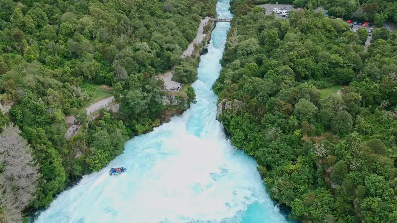 新西兰北岛陶波湖附近怀拉基的Huka瀑布惊人的空中广角无人机镜头。瀑布是怀卡托河的一部分，是一个主要的旅游景点。视频下载