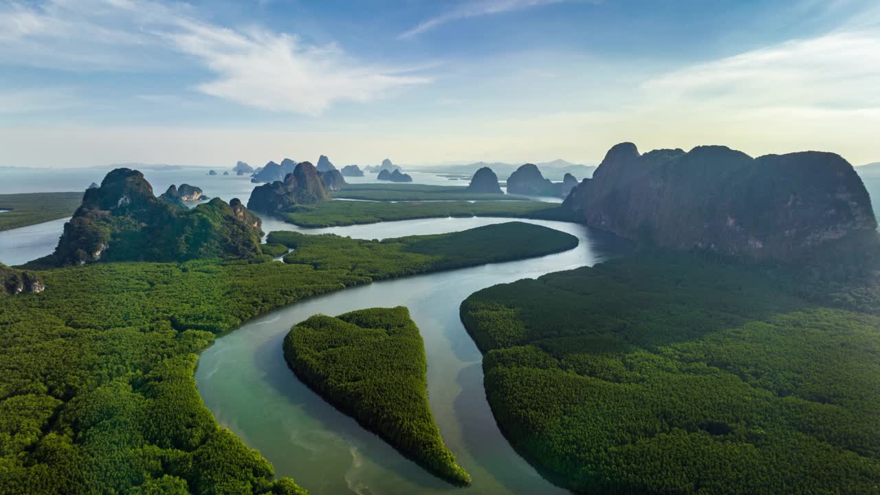 4K Hyperlapse鸟瞰无人机在泰国攀牙湾的红树林和山峰上空向后飞行视频素材