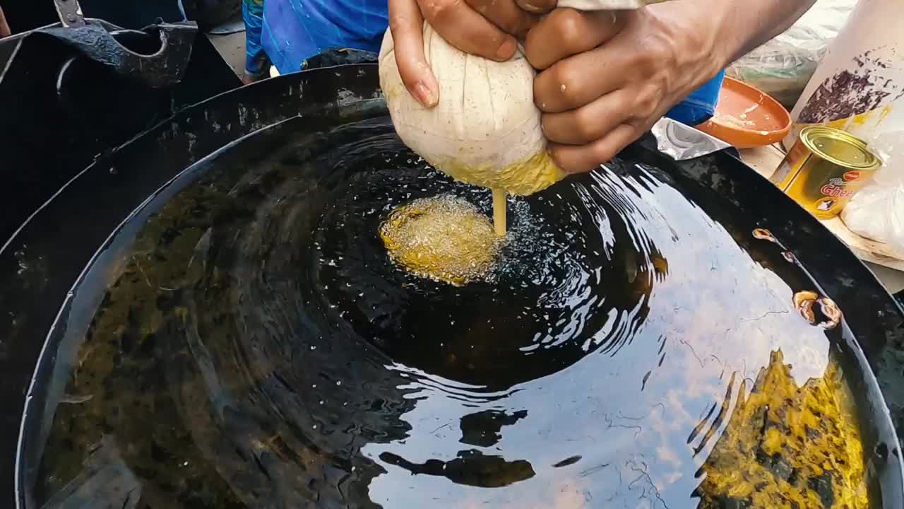 制作大型jilebi或jilapi印度传统甜食夹。视频下载