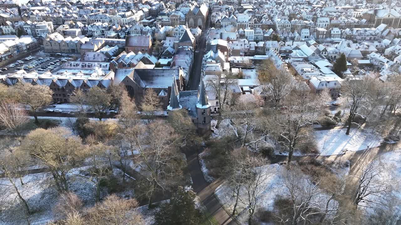 Kampen市的Buitenkerk和白雪覆盖的屋顶，一个寒冷的冬天日出视频素材