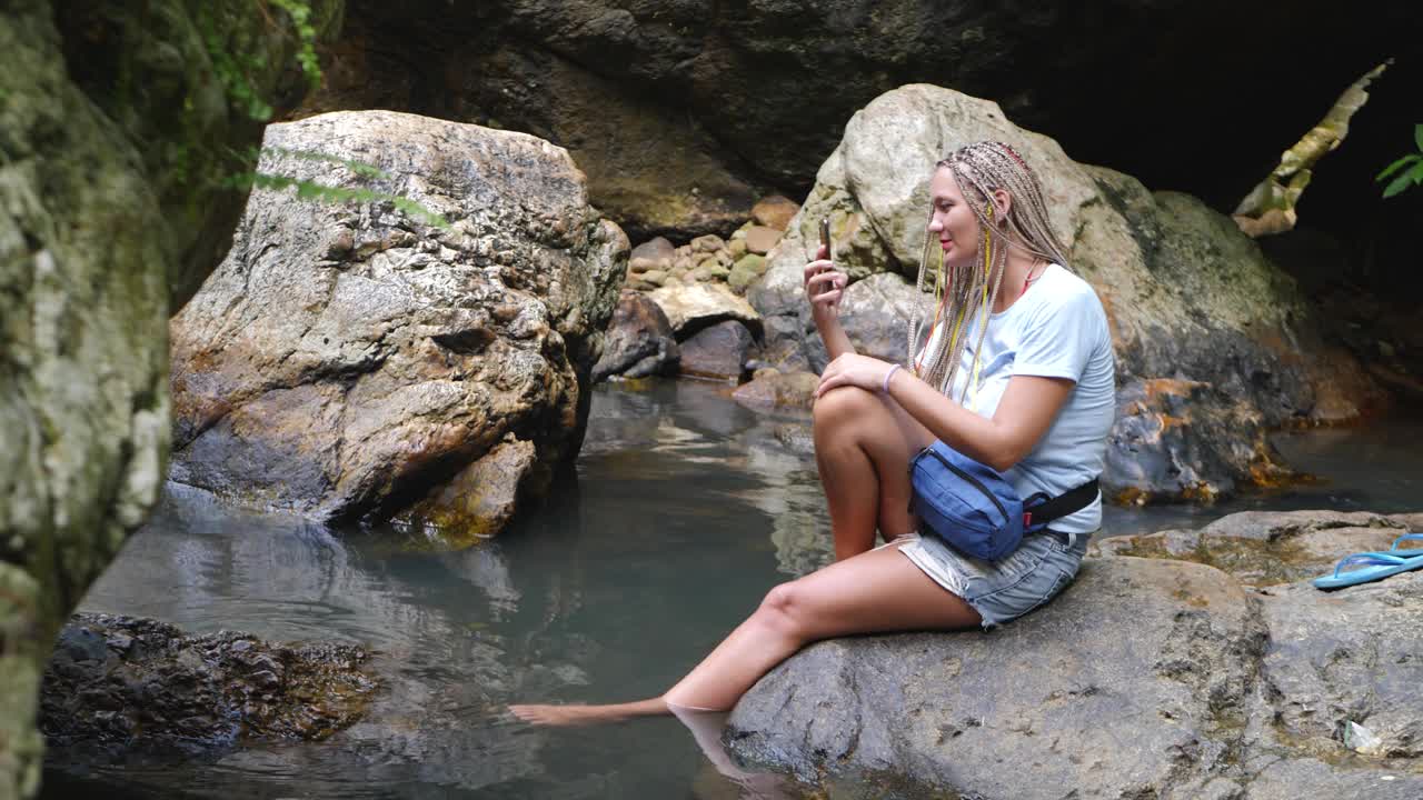 美女用智能手机自拍视频素材