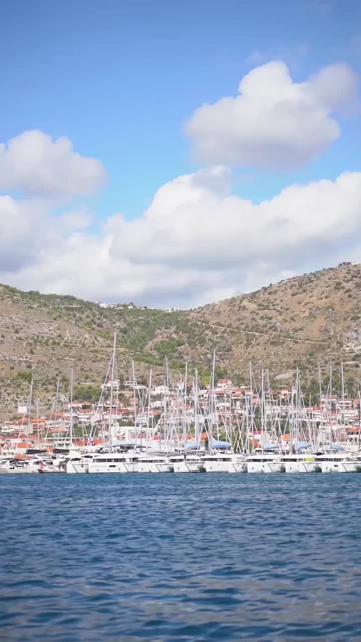 海湾里的小船，蔚蓝的亚得里亚海和地中海多云的天空视频素材