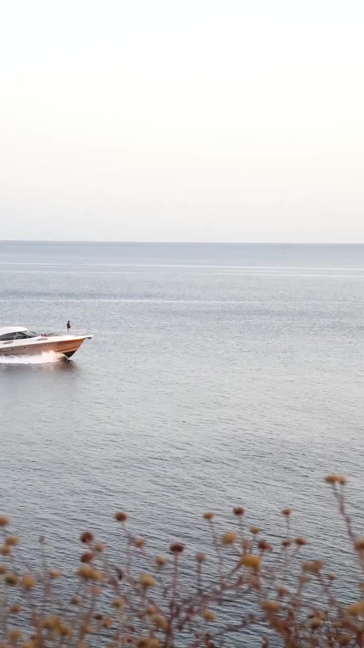在克罗地亚赫瓦尔岛附近的亚得里亚海航行的船只视频素材