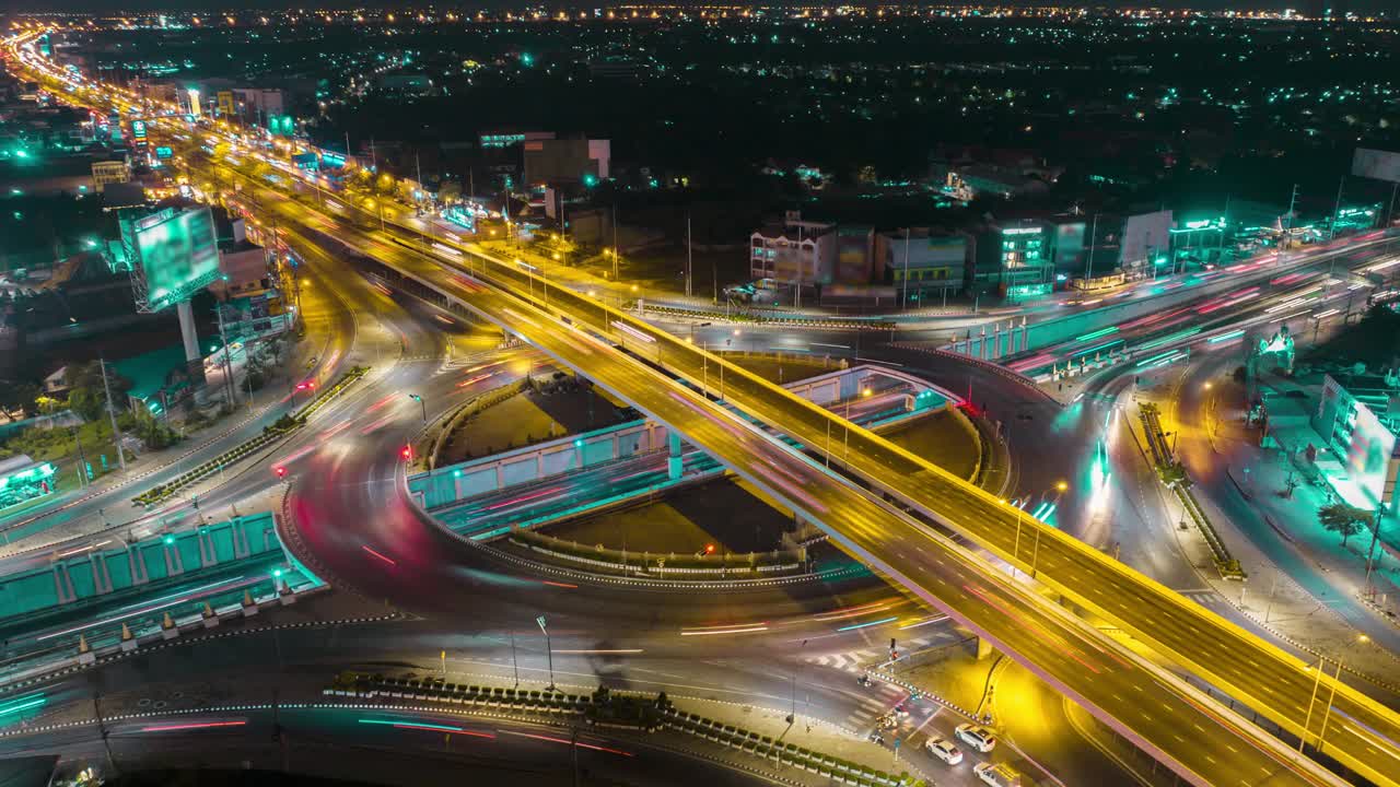 夜间环岛公路交通的空中无人机城市景观延时。视频素材