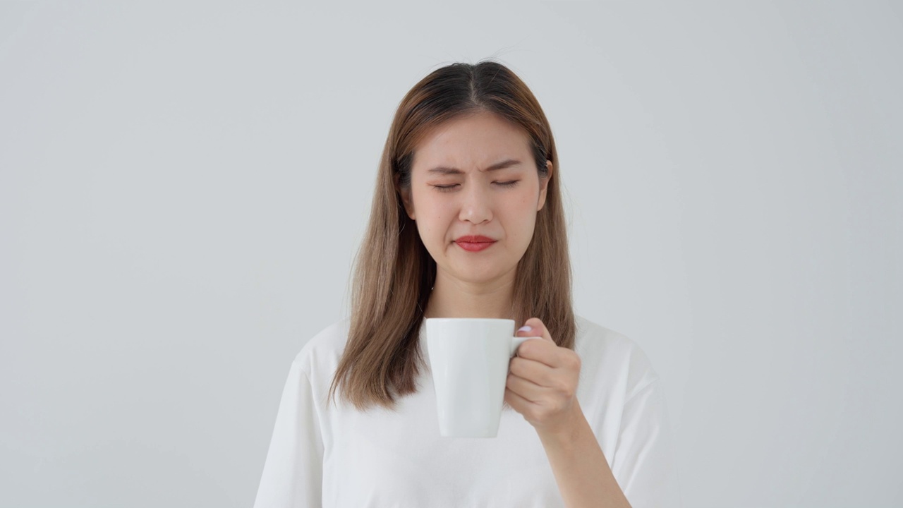 亚洲女性喝热后感觉牙齿敏感，女性患牙，蛀牙问题，牙科护理，拔牙，蛀牙问题，口臭，牙龈衰退，口腔卫生指导视频素材