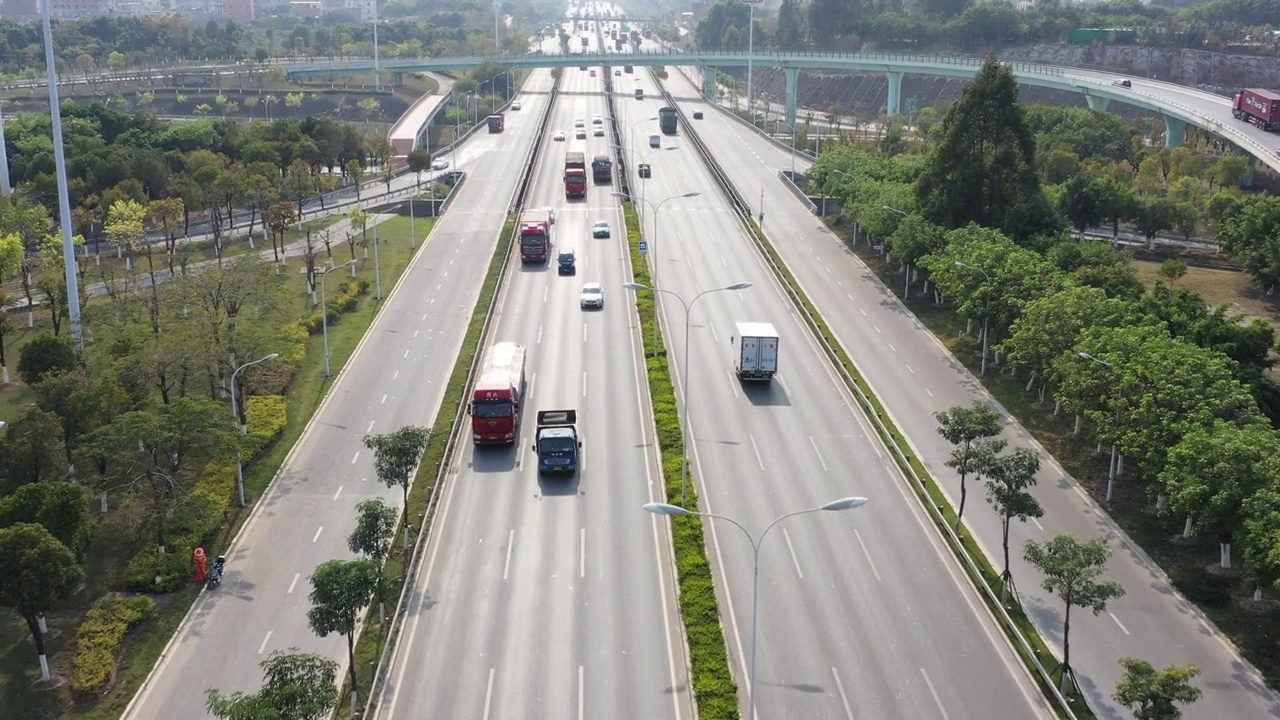 道路上的卡车视频素材