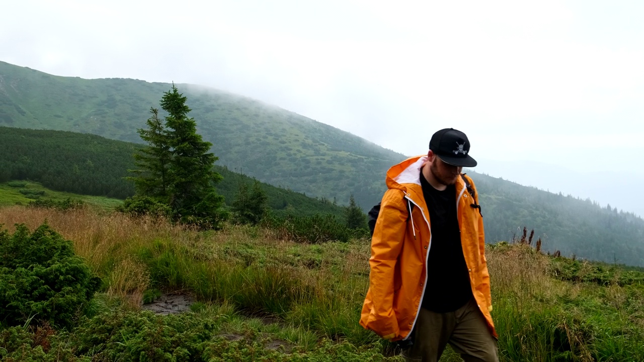 穿黄雨衣的人在山路上视频素材