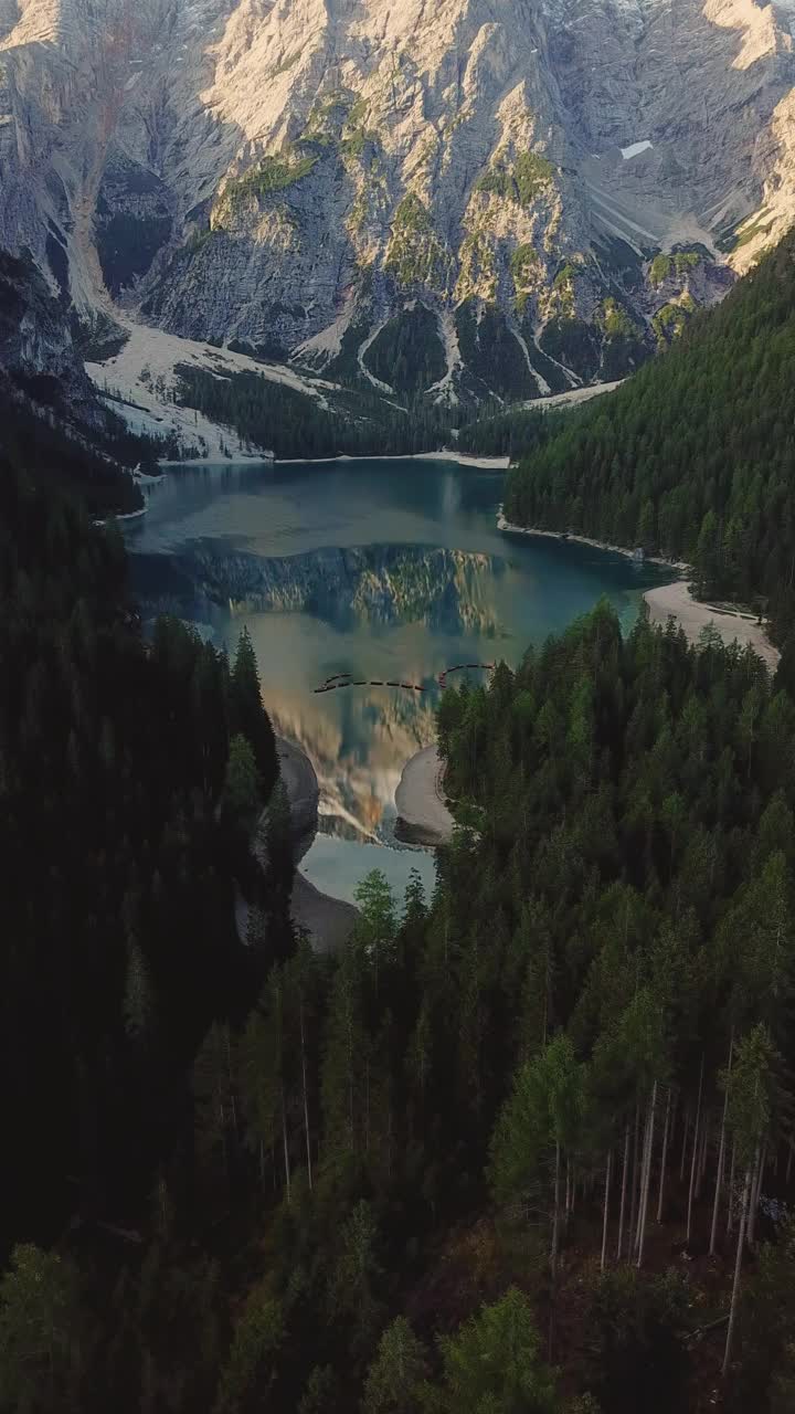 俯瞰拉戈迪布雷斯湖和Seekofel峰在日出，白云石，意大利视频素材