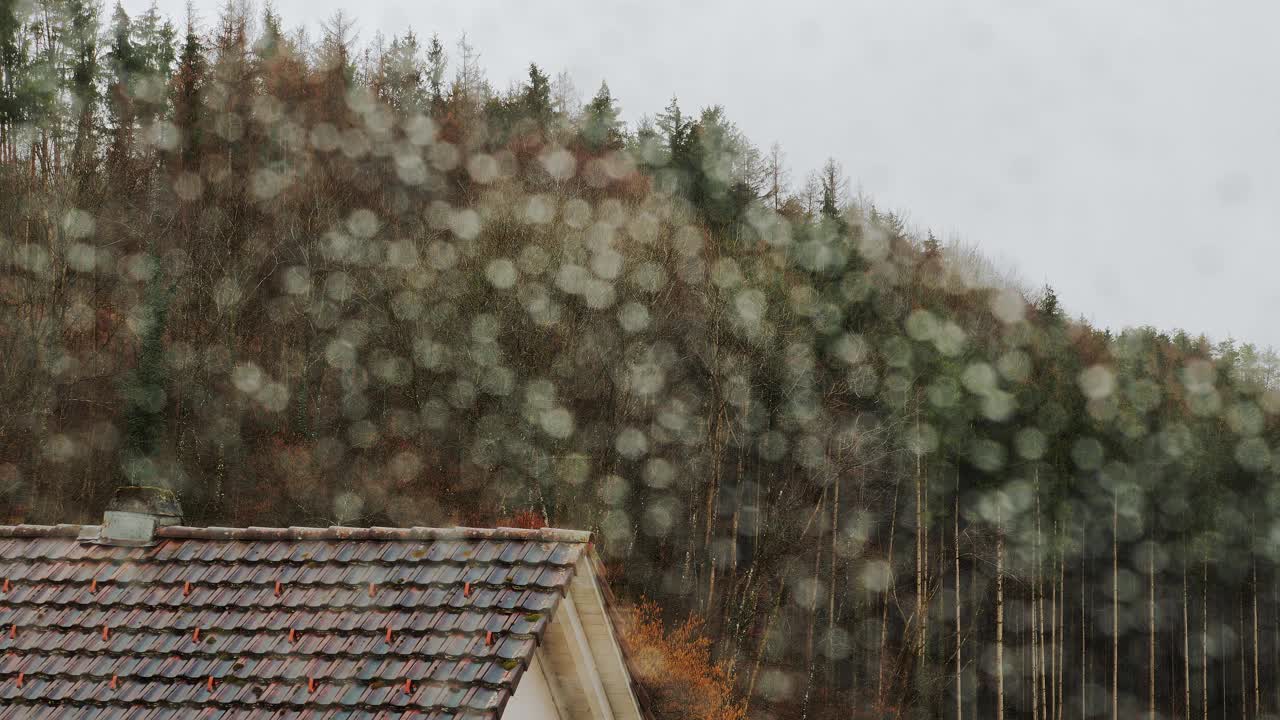 秋雨多云多风的天气，从紧闭的窗户看公寓视频素材