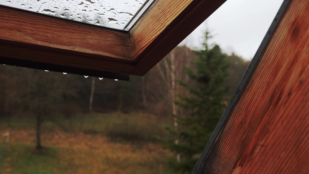 雨天，雨滴从敞开的窗户滴下来。下雨天关上窗户视频素材