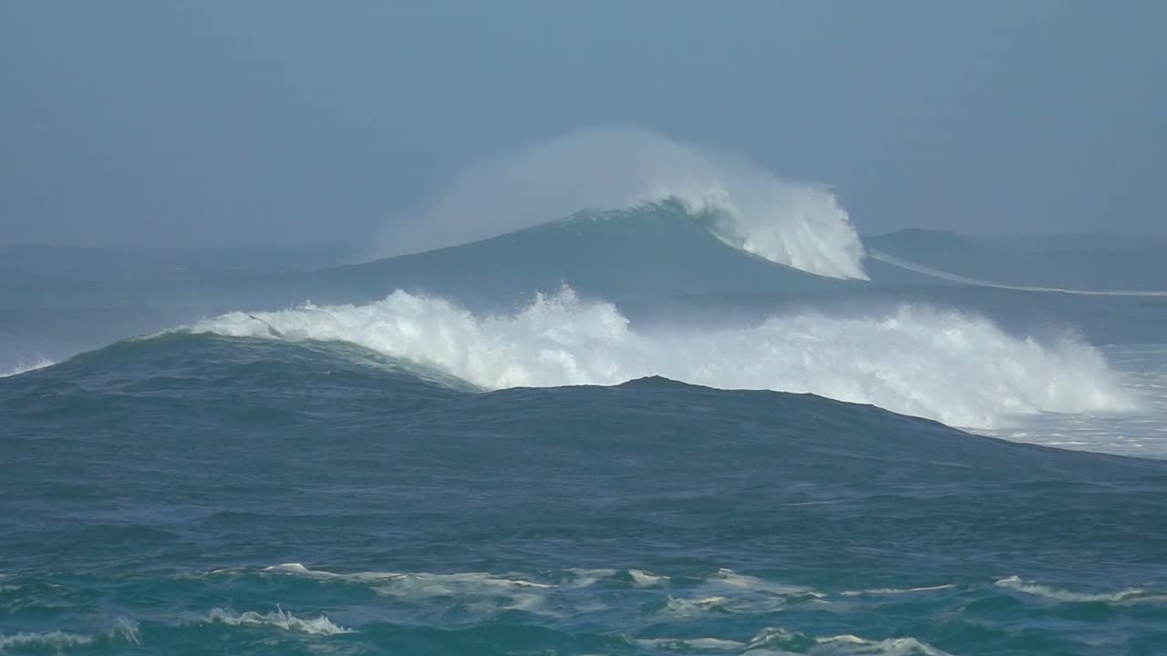 海浪很大，泡沫很大视频素材