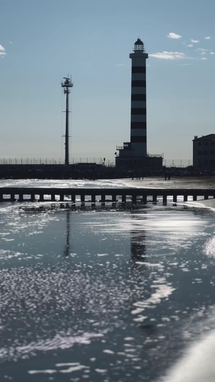 灯塔海，海滩浪视频素材