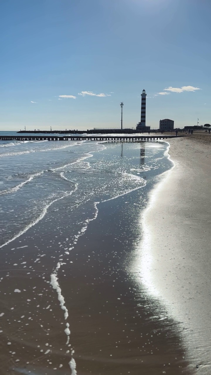 灯塔海，海滩浪视频素材