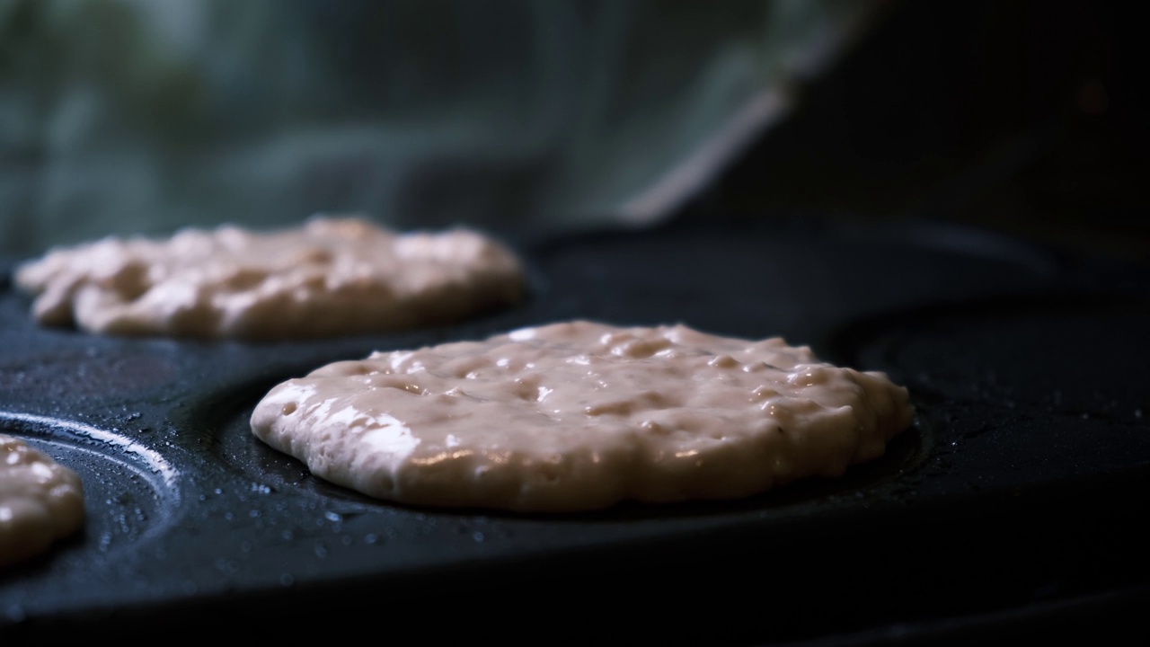 在陶瓷表面做煎饼。视频下载