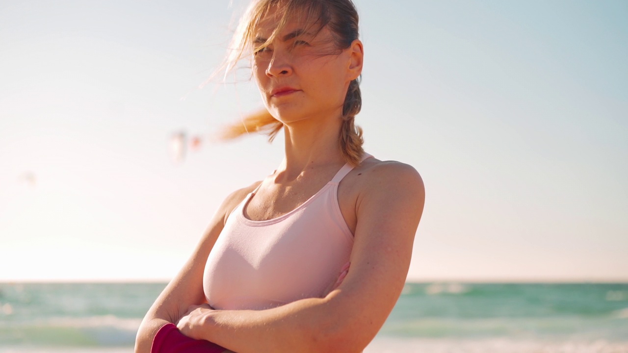 户外运动女性肖像。白人女性体育妇女站在自然海洋海滩视频素材