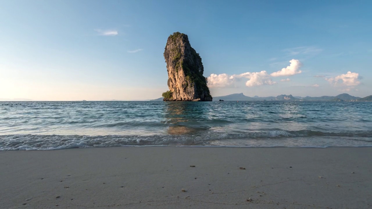 热带岛屿时光流逝与海洋蓝色的海水和白色的沙滩，泰国甲米自然景观时光流逝视频素材