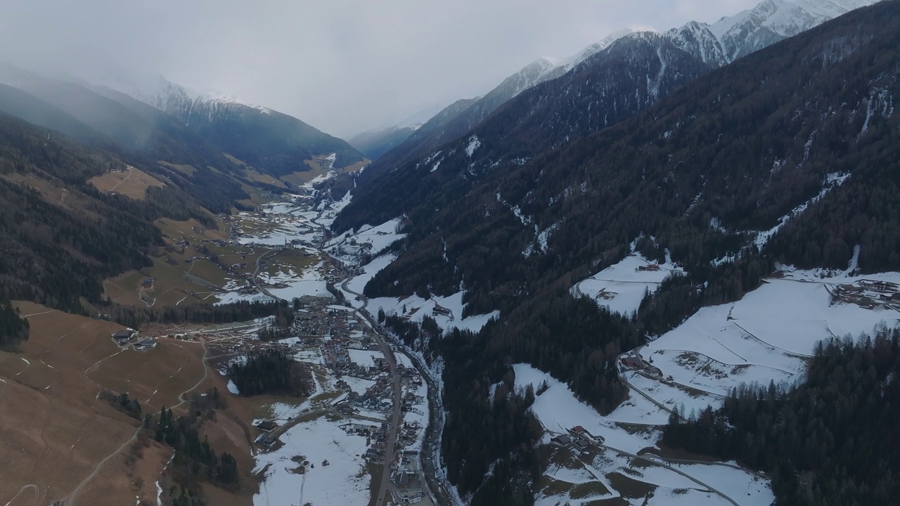 阴云山谷如果高山村庄和滑雪胜地在蒂罗尔，意大利。视频素材