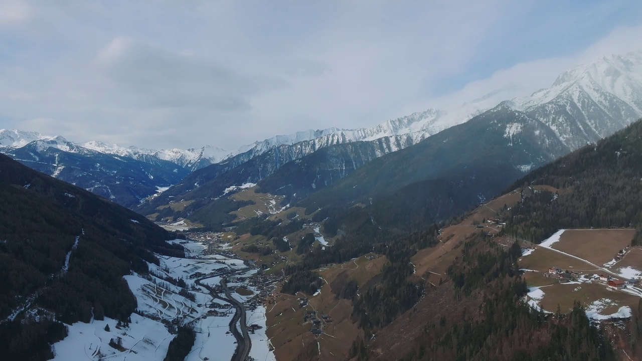 阴云山谷如果高山村庄和滑雪胜地在蒂罗尔，意大利。视频素材