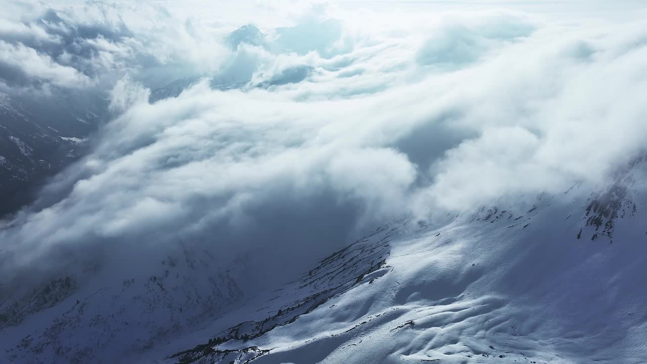 高山景观，山峰被雪和云覆盖。视频素材