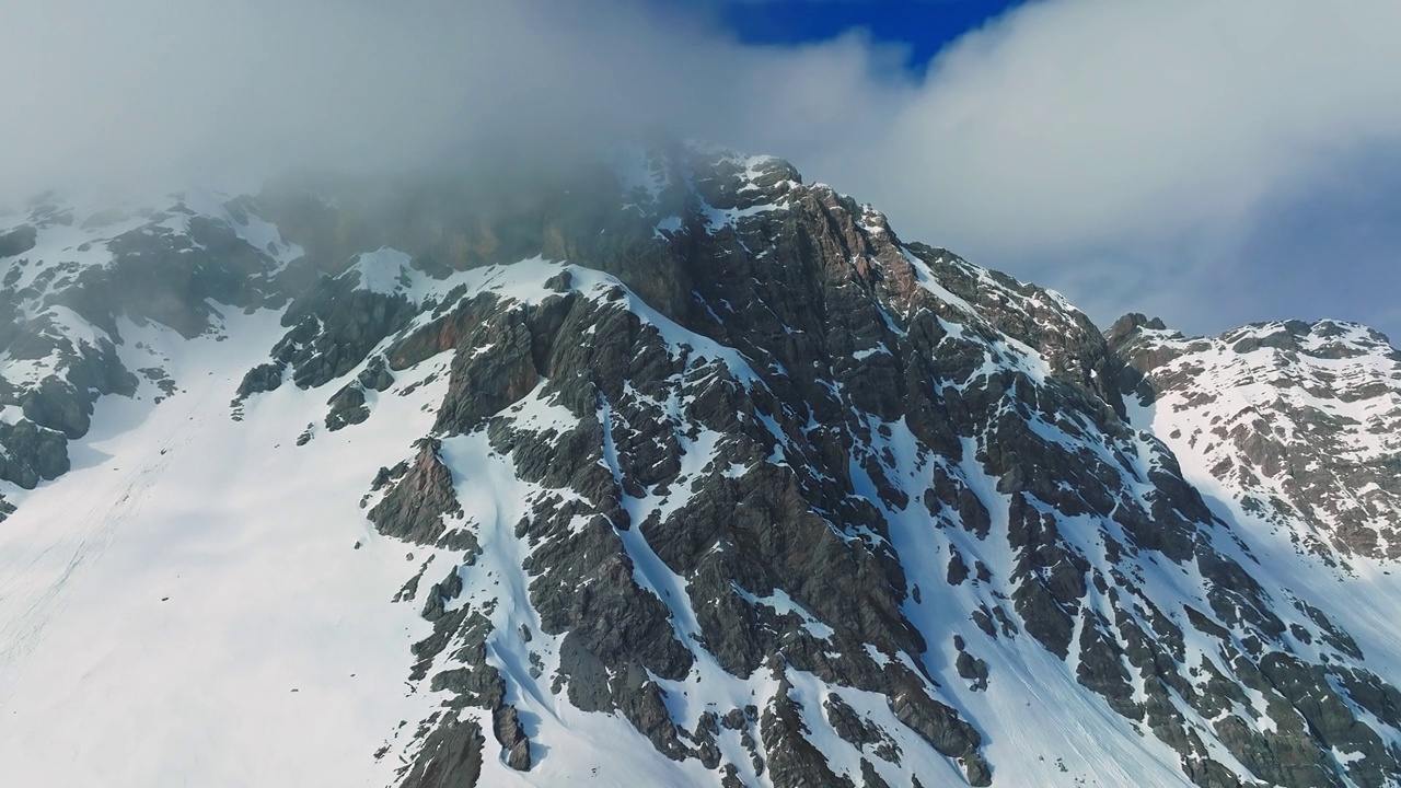 高山景观，山峰被雪和云覆盖。视频素材