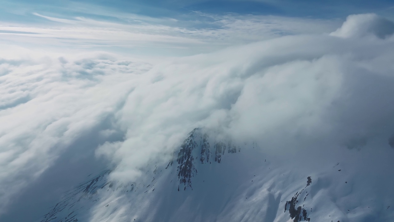 高山景观，山峰被雪和云覆盖。视频素材