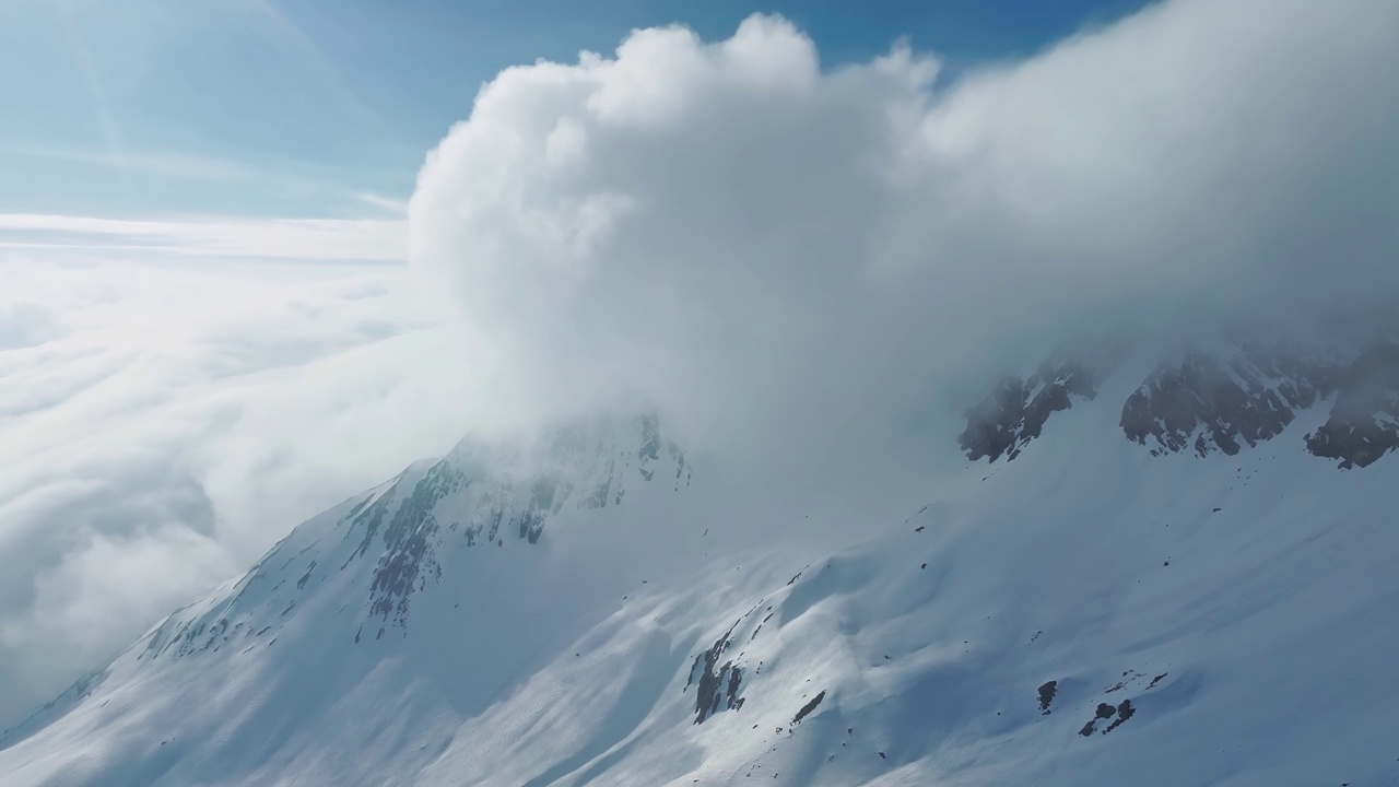 高山景观，山峰被雪和云覆盖。视频素材