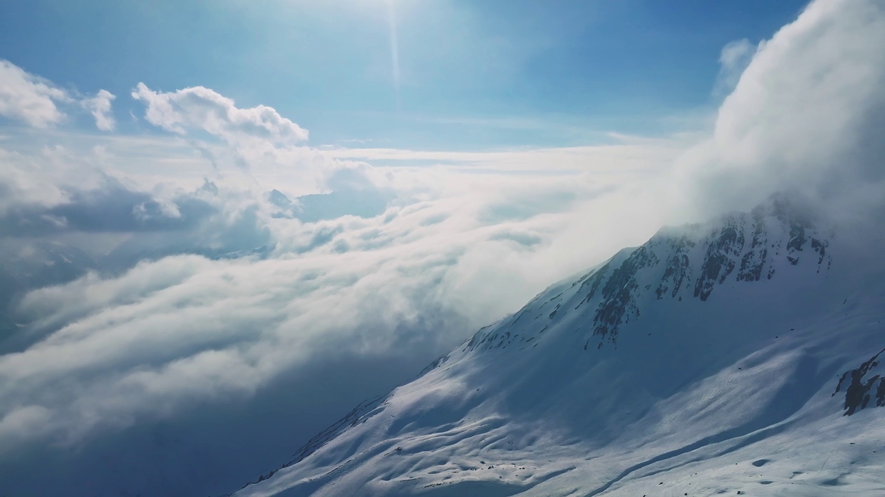 高山景观，山峰被雪和云覆盖。视频素材