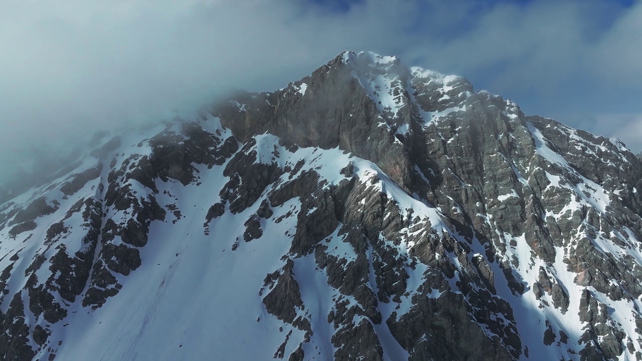 高山景观，山峰被雪和云覆盖。视频素材