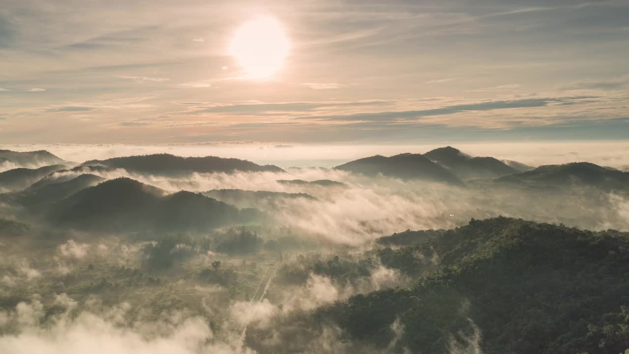 美丽的早晨景色与雾金光日出。视频素材