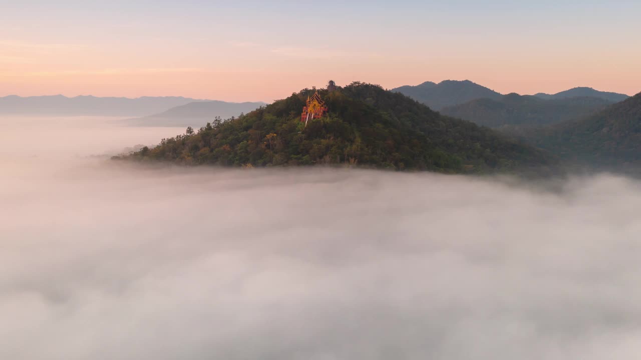 山顶上宁静的寺庙底部弥漫着雾。视频素材