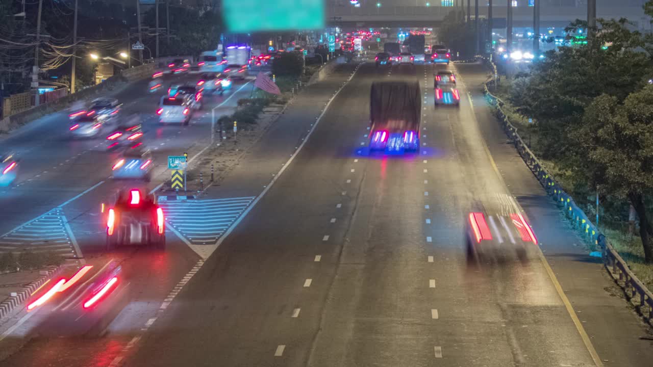 交通概念交通拥挤的坎查纳菲塞克路上的交通傍晚，是下班时间，曼谷的工人们正在回家的路上。视频素材