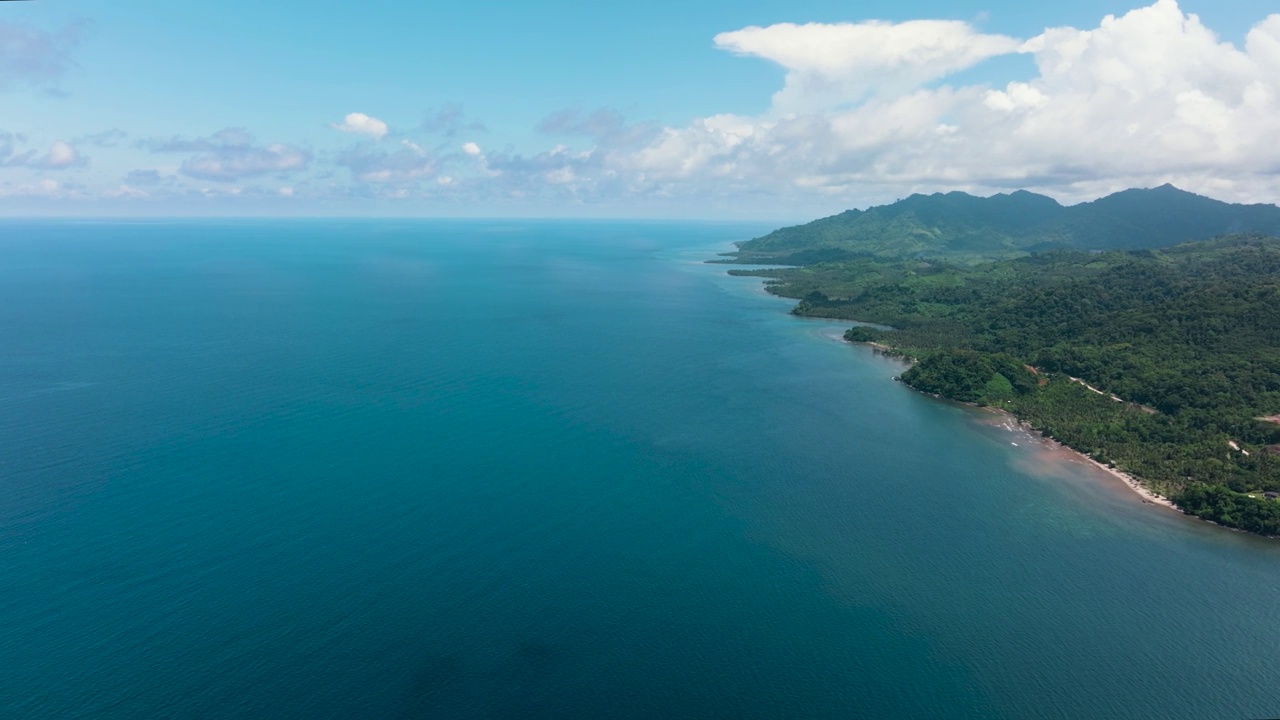 岛屿的海岸线和蓝色的大海。视频素材