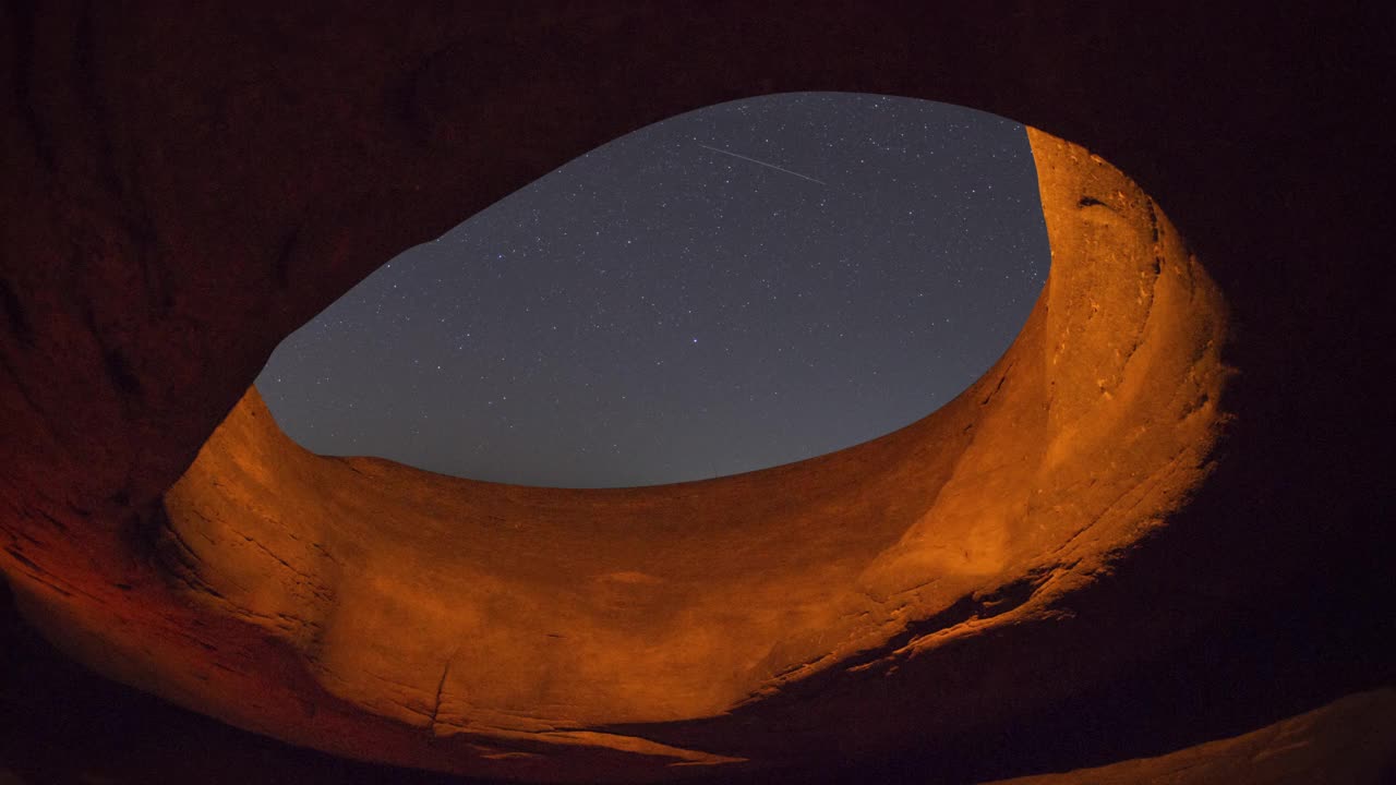 星星在洞壁的洞上闪烁。视频素材