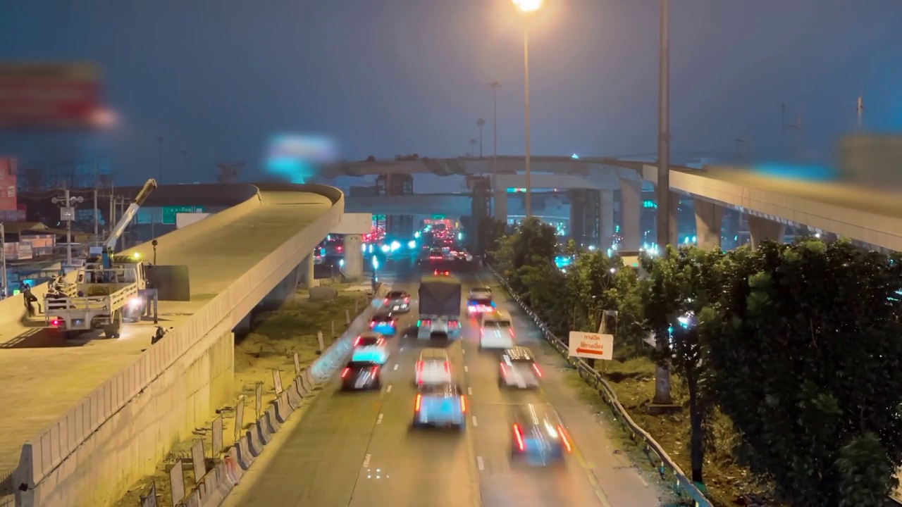 交通概念交通拥挤的坎查纳菲塞克路上的交通傍晚，是下班时间，曼谷的工人们正在回家的路上。视频素材