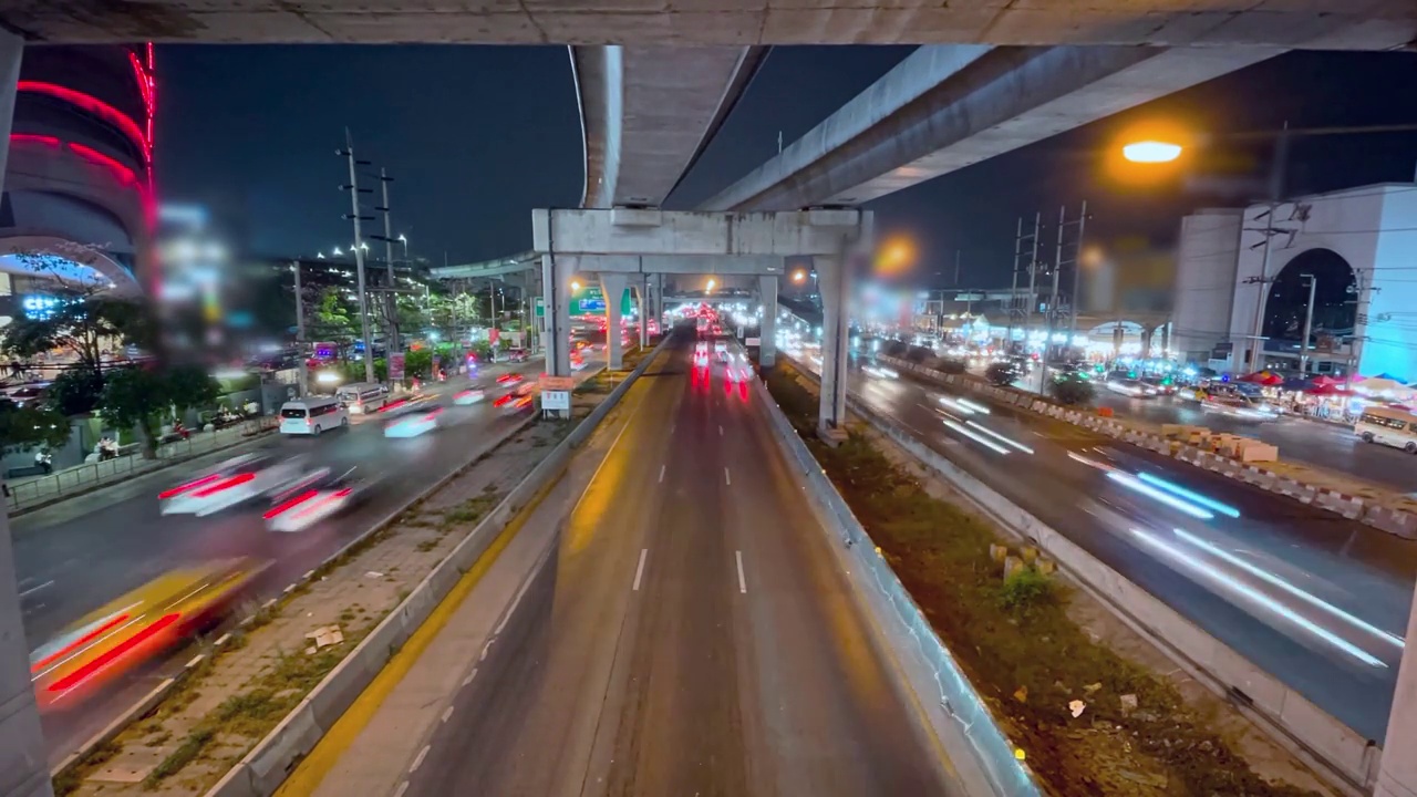 交通概念交通拥挤的坎查纳菲塞克路上的交通傍晚，是下班时间，曼谷的工人们正在回家的路上。视频素材