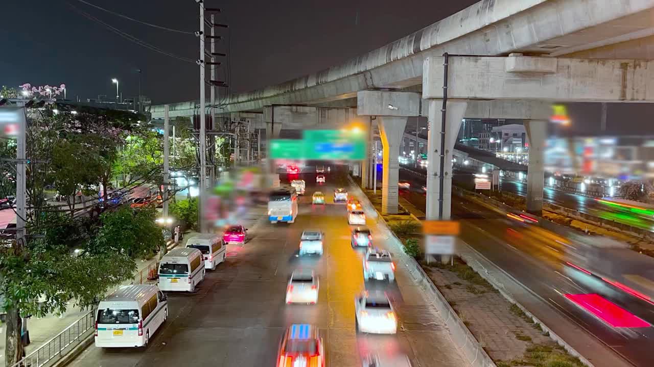 交通概念交通拥挤的坎查纳菲塞克路上的交通傍晚，是下班时间，曼谷的工人们正在回家的路上。视频素材