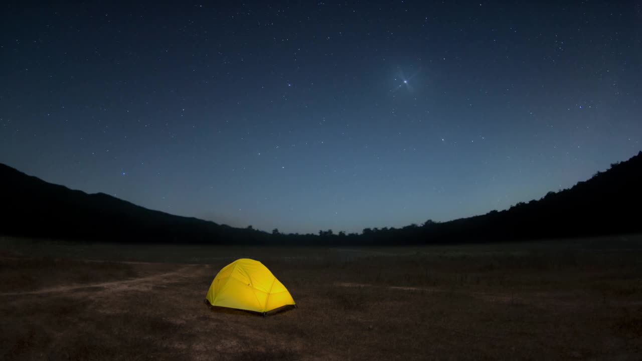 星迹下的黄色帐篷视频素材