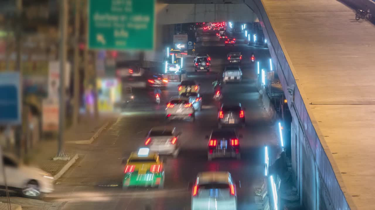 交通概念交通拥挤的坎查纳菲塞克路上的交通傍晚，是下班时间，曼谷的工人们正在回家的路上。视频素材