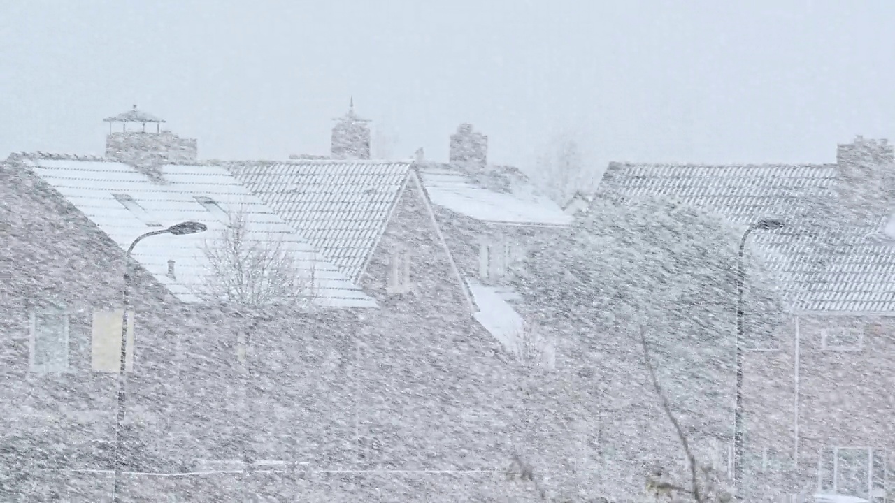 大雪，街道上的房屋和树木都被雪覆盖。视频下载