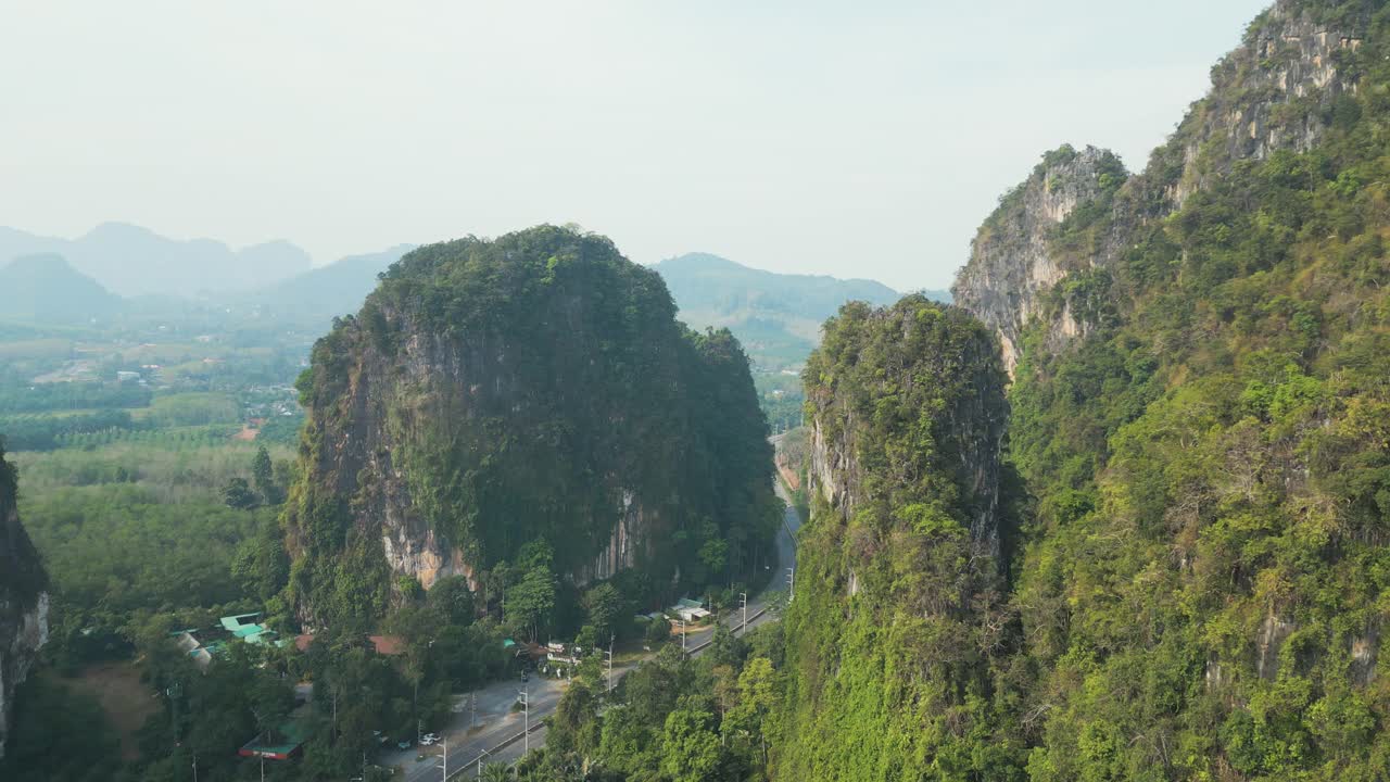 泰国棕榈油种植园道路的鸟瞰图视频素材