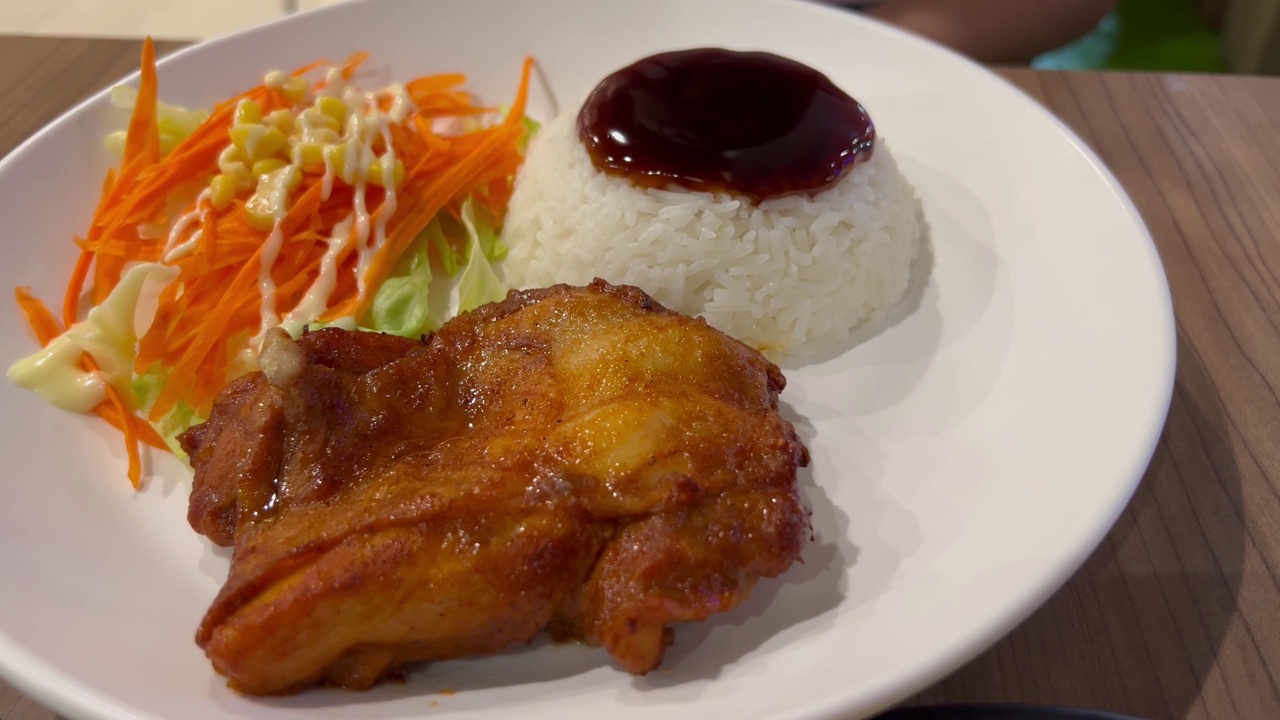 辣子鸡配酱和米饭视频素材