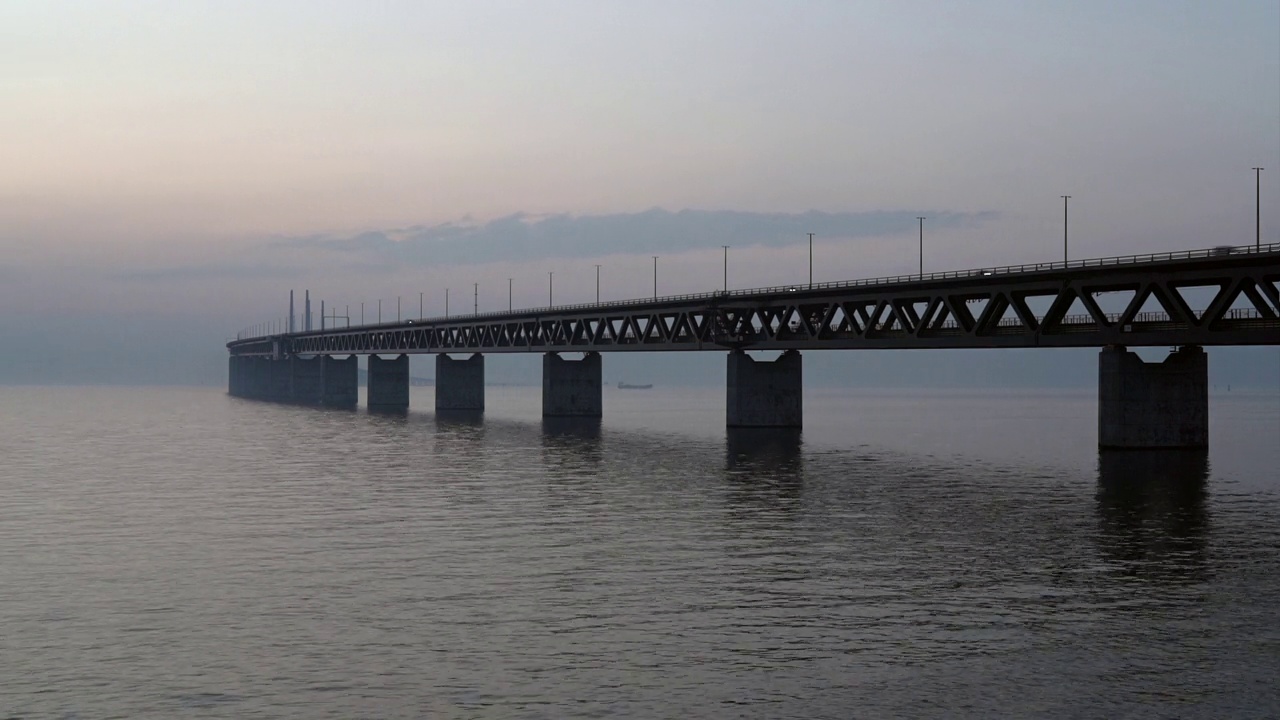 厄勒海峡大桥是连接瑞典和丹麦(马尔默和哥本哈根)的高速公路和铁路桥。视频下载