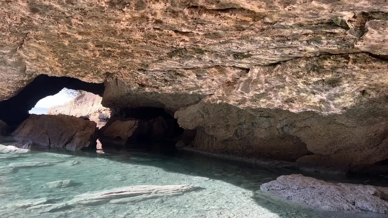 海岩洞穴。视频素材