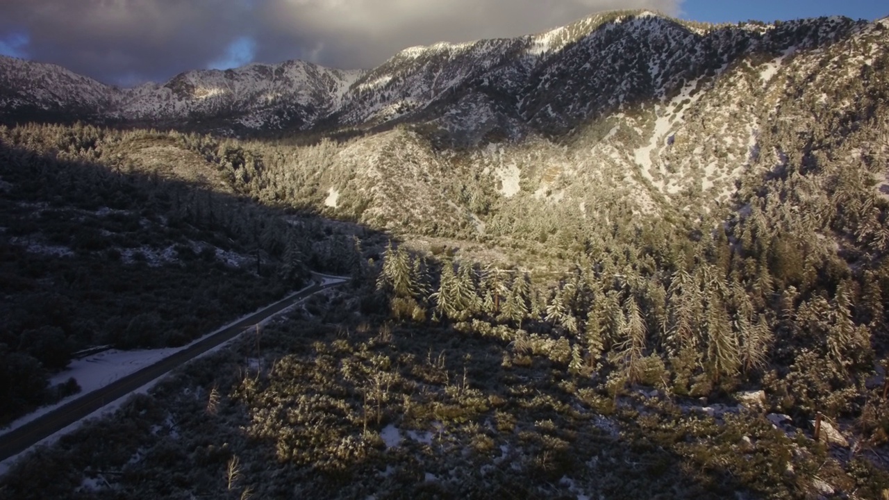 冰雪覆盖的阿尔卑斯山峰在加利福尼亚航拍向前视频素材